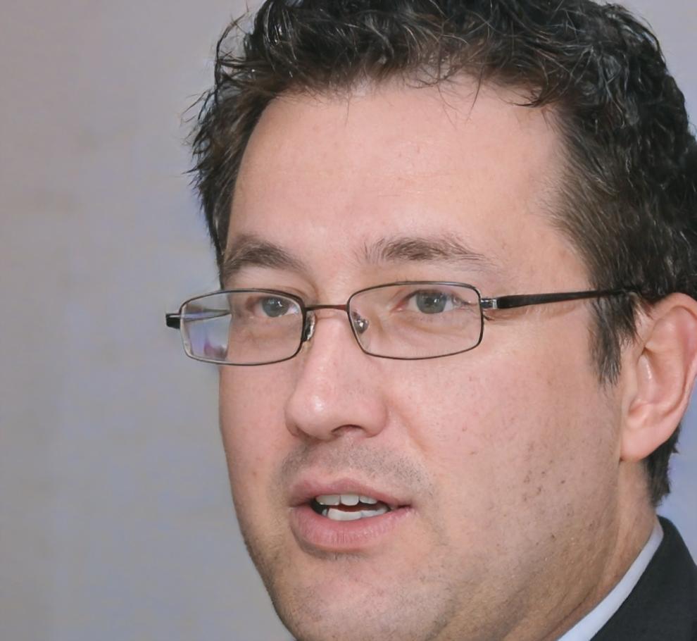 Miembro del equipo outociveonsvia especializando en análisis financiero